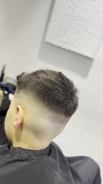 Men's skin fade haircut with precision blend by Kobe Popek